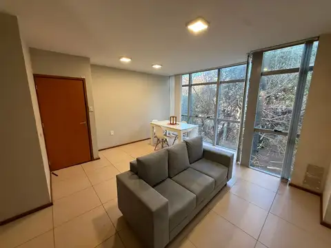 Semipiso amoblado con cochera en alquiler sobre Bv
