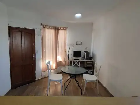 1 dormitorio sobre Av Alberdi, con la tranquilidad de un contra frente