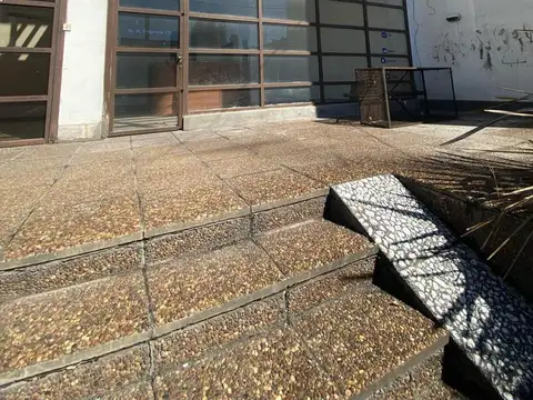 Amplio Local  en Alquiler sobre Hipolito Yrigoyen Quilmes