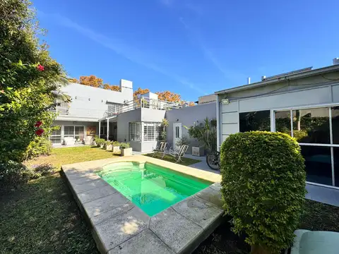 VENTA: Casa con quincho, jardín y pileta. 3 dormitorios. Cochera doble. Refinerías. Apta crédito.