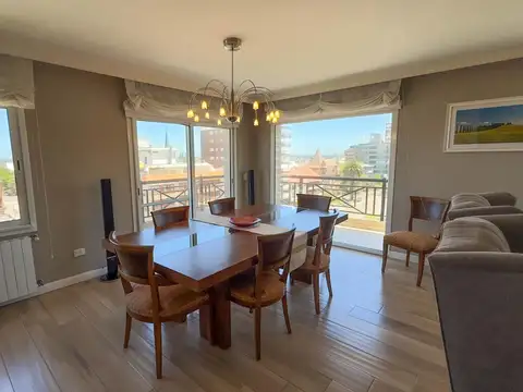 Semipiso 4 Ambientes con Escritorio, Cochera doble y Vista al Mar. Loma de Stella Maris.