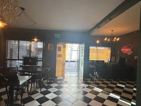 Se venden instalaciones de Pizzería-restaurant habilitado en Quilmes Centro, zona comercial.