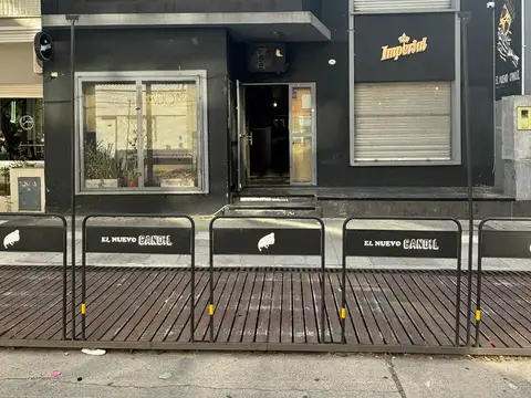 Se venden instalaciones de Pizzería-restaurant habilitado en Quilmes Centro, zona comercial.