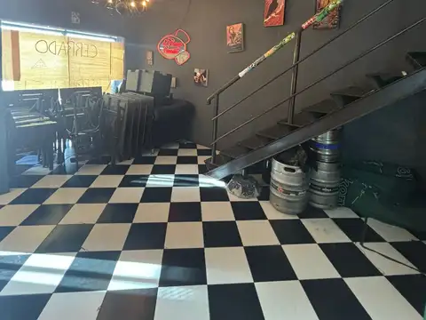 Se venden instalaciones de Pizzería-restaurant habilitado en Quilmes Centro, zona comercial.