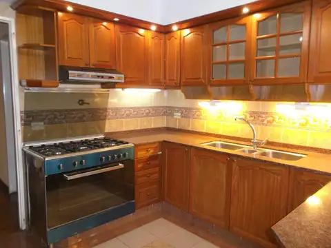 Casa en Alquiler con 4 cocheras