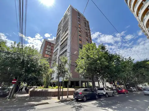 Luminoso semipiso en venta con balcón, cochera cubierta y baulera en pleno centro de Martínez.