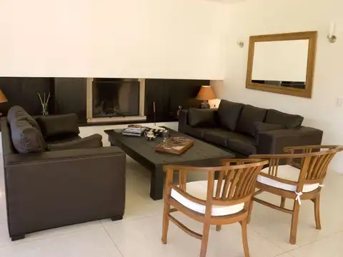 Casa 7 ambientes con 4 baños