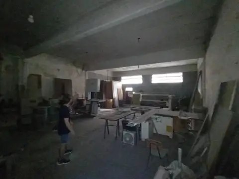 TRES GALPONES en lote propio con 5 departamentos de 3 ambientes a refaccionar con terraza y 2 l...