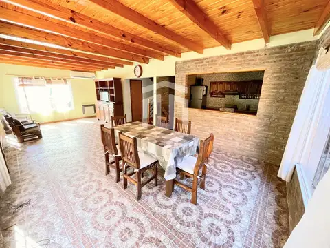 Casa 5 ambientes con 2 baños