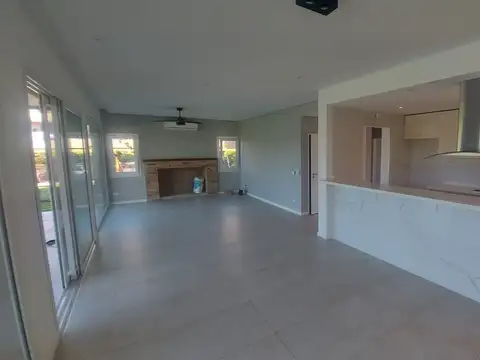 Casa 6 ambientes con 4 baños
