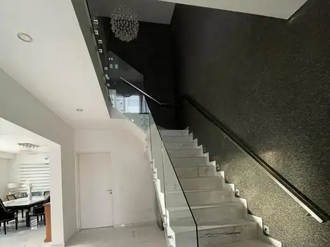 Casa en Alquiler con 2 cocheras