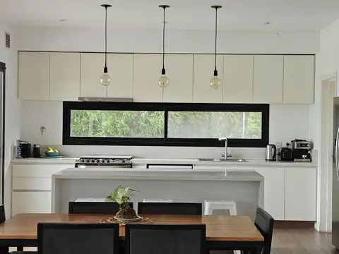 Casa 5 ambientes con 4 baños