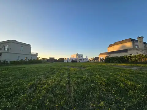 Venta Espectacular Lote a Laguna 1300 m2 Apto Cred