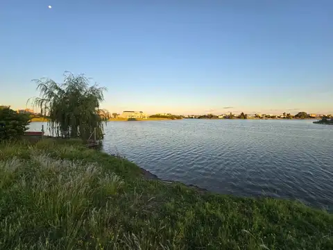 Venta Espectacular Lote a Laguna 1300 m2 Apto Cred