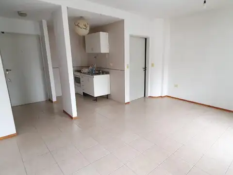 Monoambiente al contrafrente con balcón