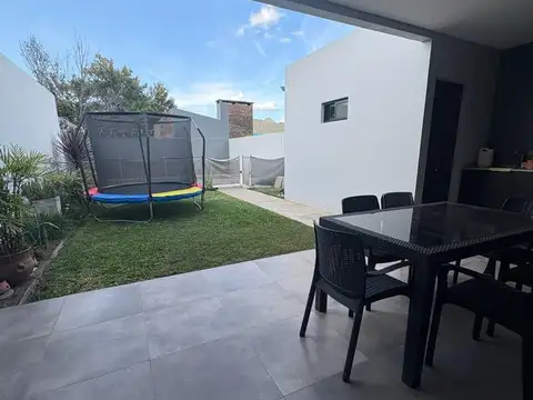Casa 6 ambientes con 2 baños