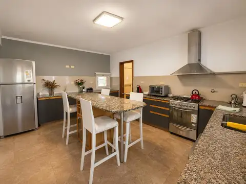 Casa 5 ambientes con 3 baños