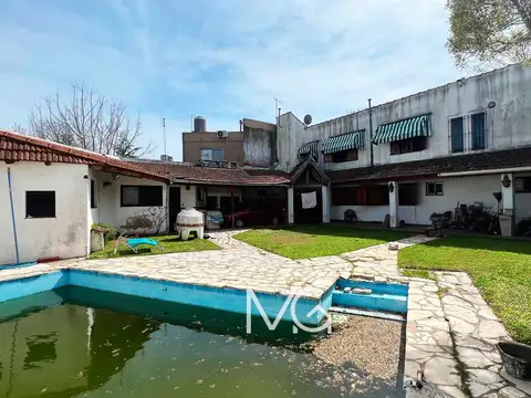 Casa en Venta con 2 cocheras