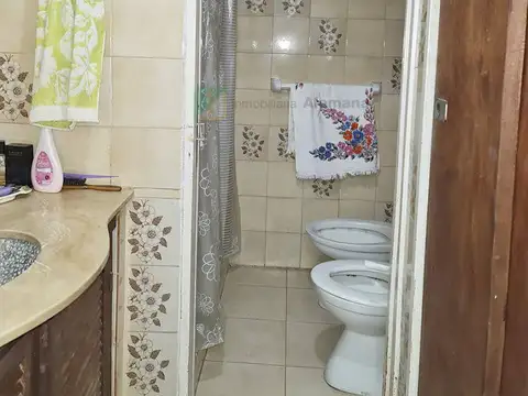 Casa 4 ambientes con 2 baños