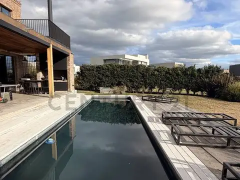 Casa en alquiler anual totalmente amoblada sobre la laguna – Cantón Norte