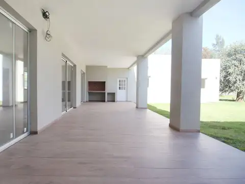 Casa 5 ambientes con 3 baños