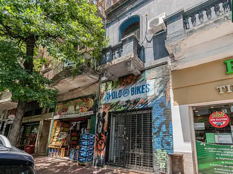 Gran PH en venta con local sobre Triunvirato