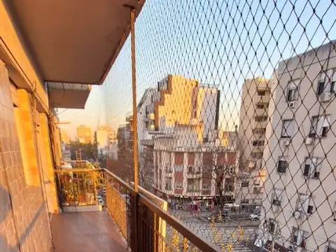 FLORESTA.SEGUROLA AL900. DTO.4 AMB.CON HERMOSO BALCON.MUY LUMINOSO PARA ACTUALIZAR.!BAJAS EXPENSAS