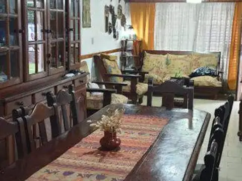 Casa 4 ambientes con 2 baños