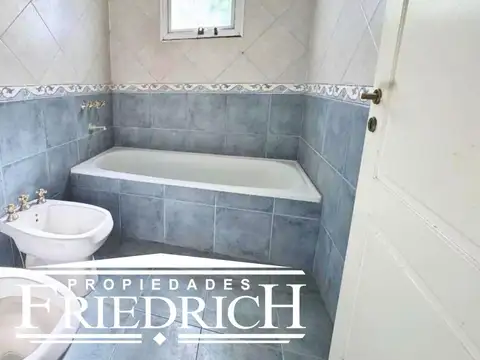 Casa 4 ambientes con 2 baños