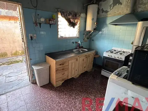 VENTA CASA 3 AMB MORON EN LOTE PROPIO A RECICLAR