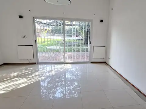Casa en Alquiler con 3 cocheras