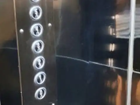 Alquiler oficina contrafrente en edificio sobre Avenida 18 de Julio esquina Yi