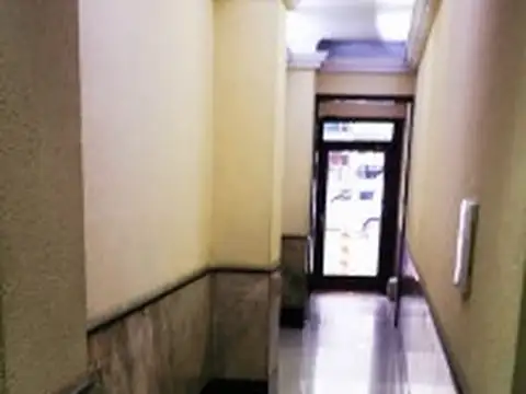 Alquiler de oficina contrafrente edificio en Avenida 18 de Julio Centro
