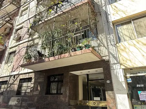 Excelente propiedad de 2 ambientes, en planta baja, con cocina americana, baño y  patio. Prestigiosa ubicación.