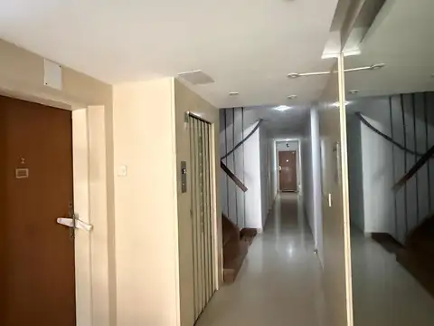 Excelente propiedad de 2 ambientes, en planta baja, con cocina americana, baño y  patio. Prestigiosa ubicación.