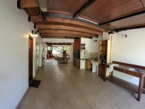 Casa 5 ambientes con 2 baños