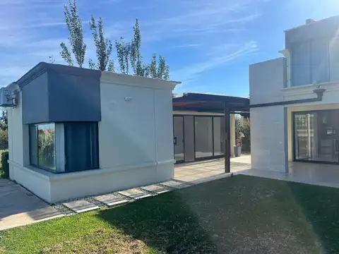 Mgm. Excelente Casa venta en Area 9 San Sebastian A/Credito