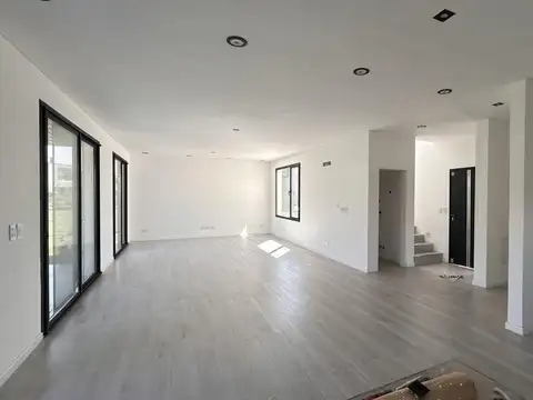 Excelente casa a estrenar en lote central en Barrio Santo Tomás