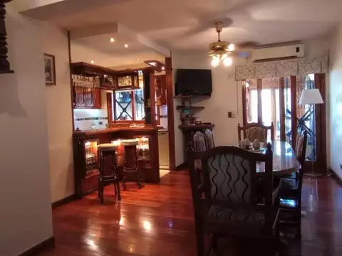 Casa 5 ambientes con 2 baños
