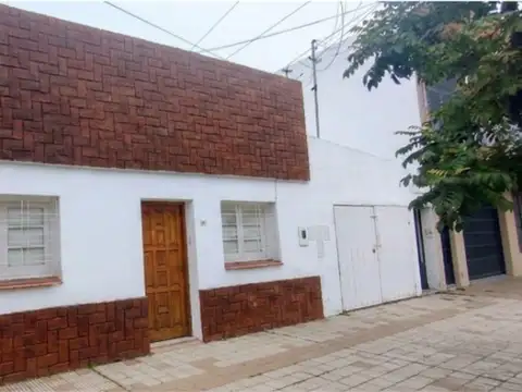 Se vende casa con 4 departamentos en Reconquista