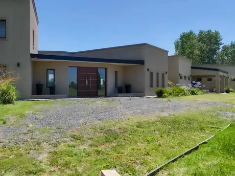 VENTA CASA CHASCOMUS 6 AMBIENTES / PILETA