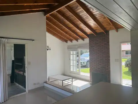 Casa 4 ambientes con 2 baños