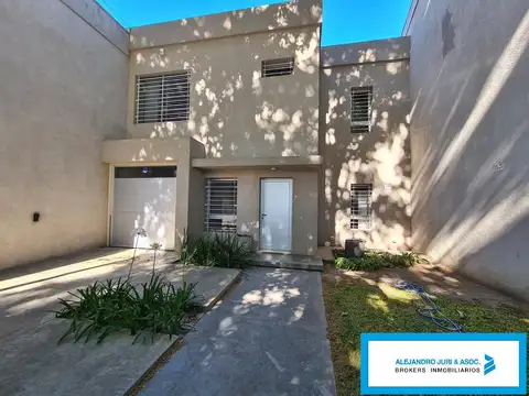 Casa en Venta de 3 Dormitorios con Jardín y Pileta Zona Alberdi 