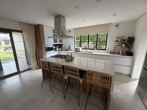 Casa 4 ambientes con 3 baños