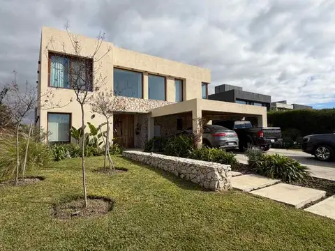 Casa en venta de 4 Ambientes en el Exclusivo Greenville Polo & Resort