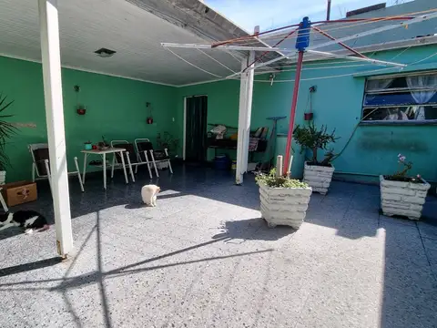 Casa 6 ambientes con 2 baños