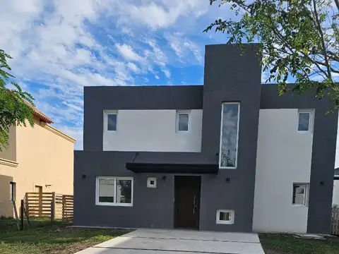 casa a estrenar en San Pablo con pileta