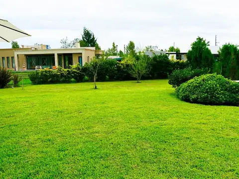 Hermosa Casa 4 ambientes en Fincas de San vicente Sporting