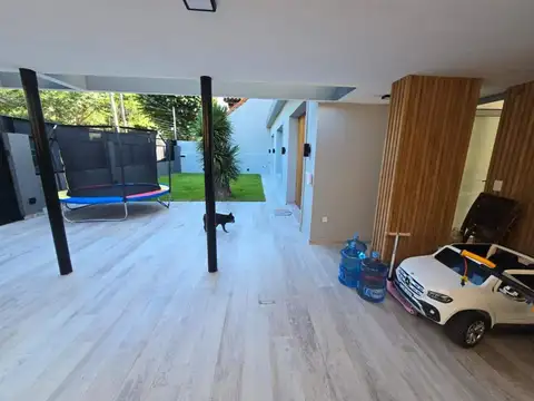 Casa en Venta con 2 cocheras