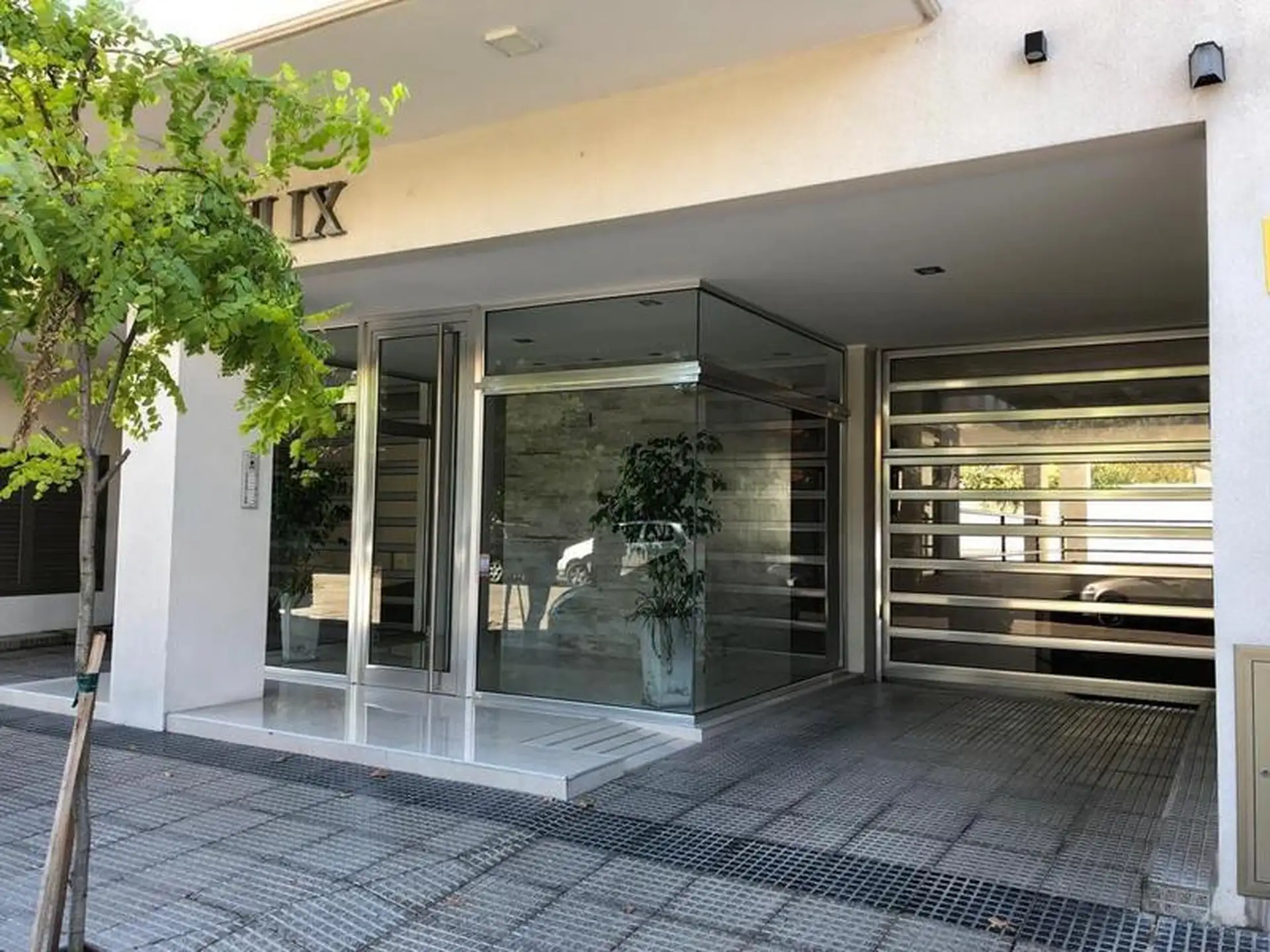 Excelente departamento semi piso de 3 ambientes al frente con doble cochera y baulera